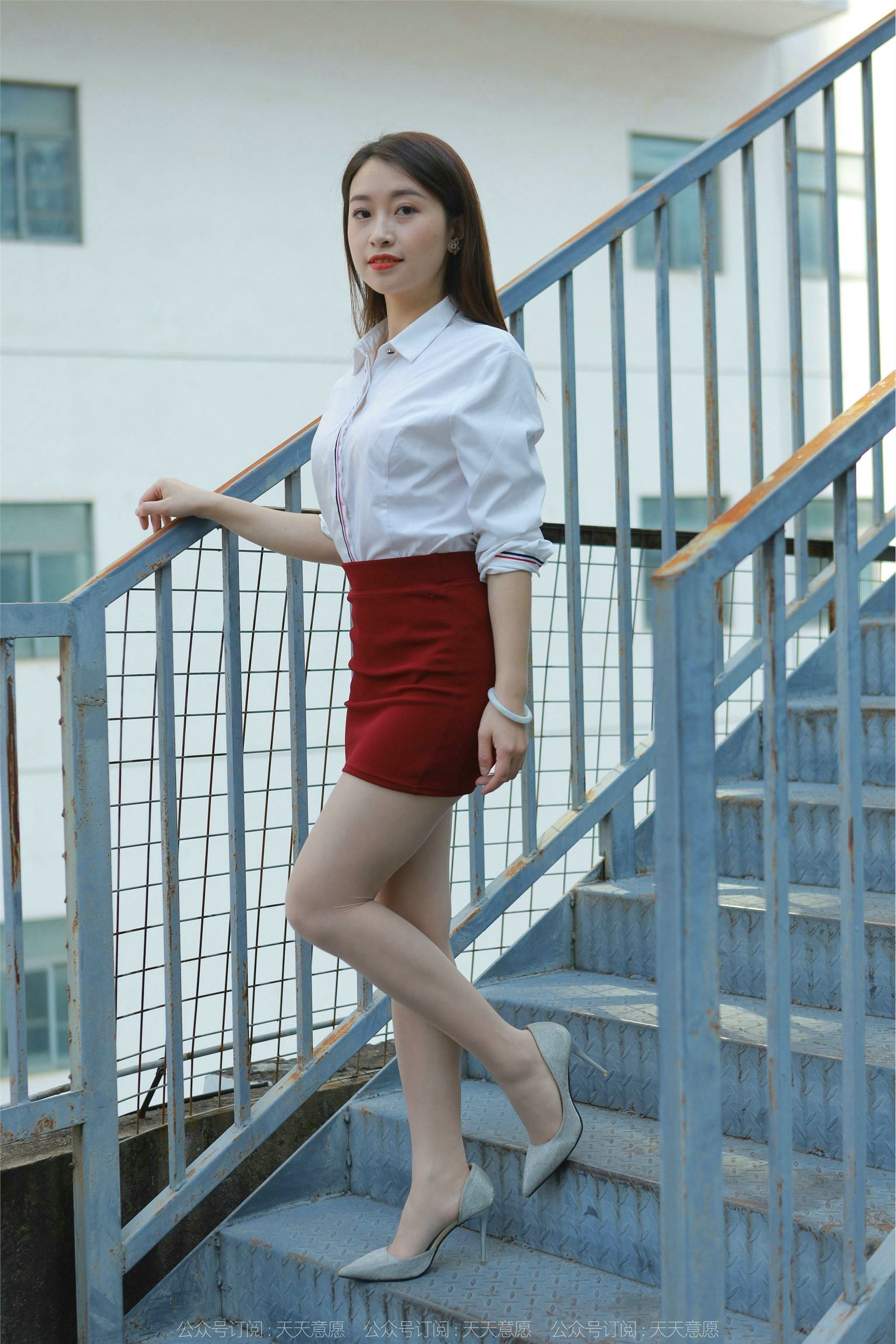 IESS异思趣向  2022.02.17 丝享家1006：小婕《性感红色包臀裙》